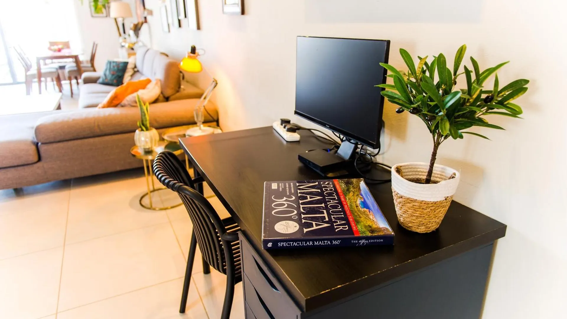 Mediterranean Abode - Spacious Apartment In Swieqi Is-Swieqi Malta